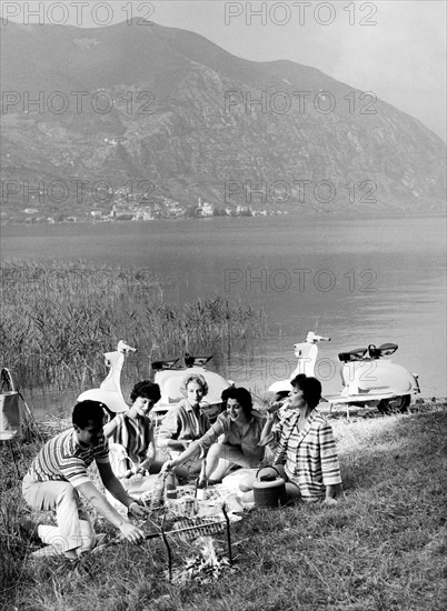 scooter, pique-nique sur le lac avec lambretta 175 tv, 1958