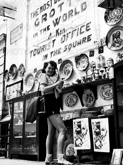 touriste dans les rues de salerne, 1955