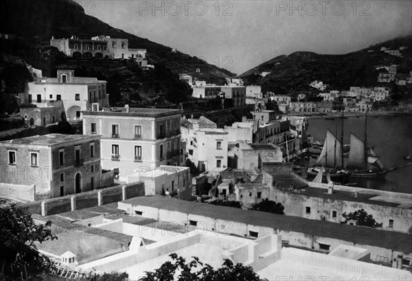 Lazio. beach of sant'antonio in ponza. 1910