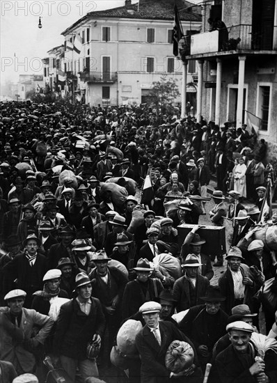 Lazio. crowd at littoria. 1920-30