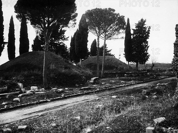 Mounds of the orazi and curiazi. via appia antica. albano laziale. 1910