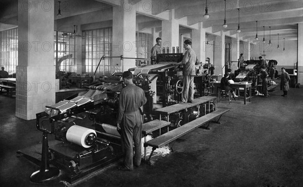 Italy. Lazio. workers at work on the Goebel gravure machine. 1950