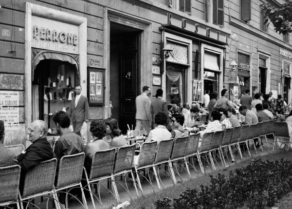 Italy. rome. via vittorio veneto with the tables of bar rosati. 1958