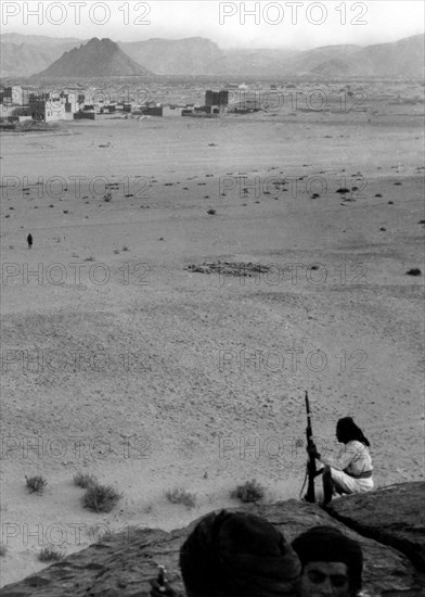 Yemen. darb al ali. the city seen from the other side of the river uadi harib. 1966