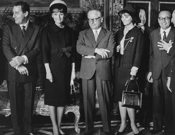 Alberto Sordi, Audrey Hepburn, Giovanni Gronchi, Claudia Cardinale and Dino De Laurentiis.