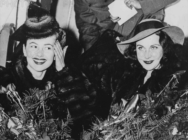 Olivia De Havilland and Vivien Leigh.