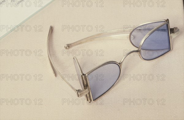 Eyewear history, glasses with side lenses, XIX century