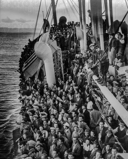 Jewish immigrants, haifa port, 1949