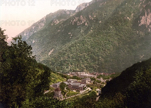 Aus Oberkoronini, Herkulesfürdö, Herkulesbad, heute Baile Herculane, Ungarn, Österreich-Ungarn, Österreichisch-Ungarische Monarchie, heute Rumänien, Historisch, um 1900, digital restaurierte Reproduktion nach einem Original aus dem 19th Jahrhundert  /  From upper Coronini, Herkulesfürdö, Herkulesbad, today Baile Herculane, Hungary, Austro-Hungary, Austro-Hungarian Empire, Austrian-Hungarian Monarchy, today Romania, Historical, around 1900, digitally restored reproduction from a 19th century original