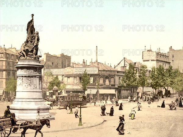 Street scene and monument.