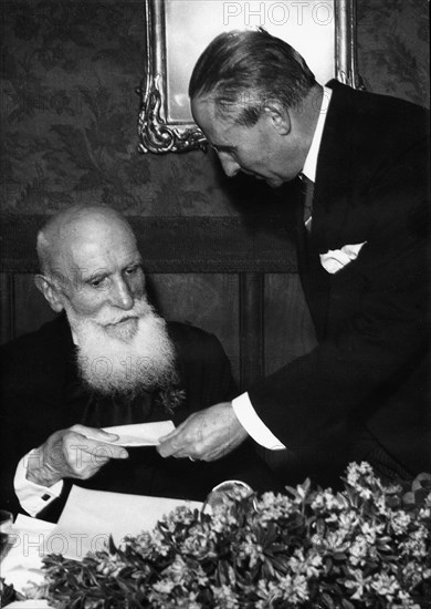 Peider Lansel being presented with the Schiller Award, prize 1943.