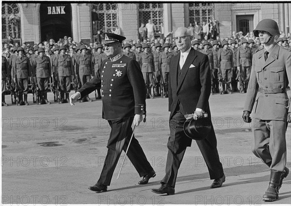 Inspecting the guard of honour.