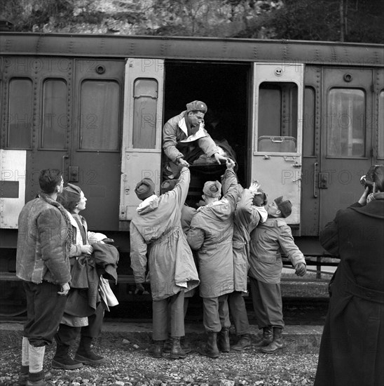 Emergency landing on the Swiss Gauli glacier of a US army owned Dakota airplane, 12 survivors waited several days for rescue