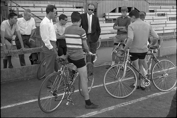 Hugo Koblet coaching young cycle racers 1962.