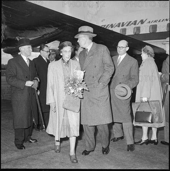 Arrival of Gustaf VI Adolf and Louise of Sweden in Kloten around 1952.