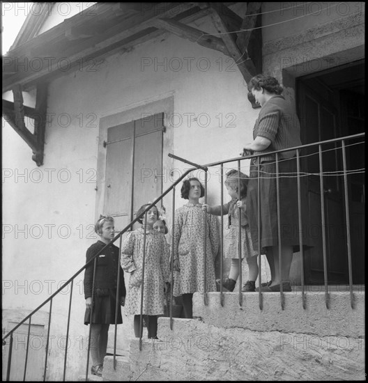 Children singing springtime songs, 1943