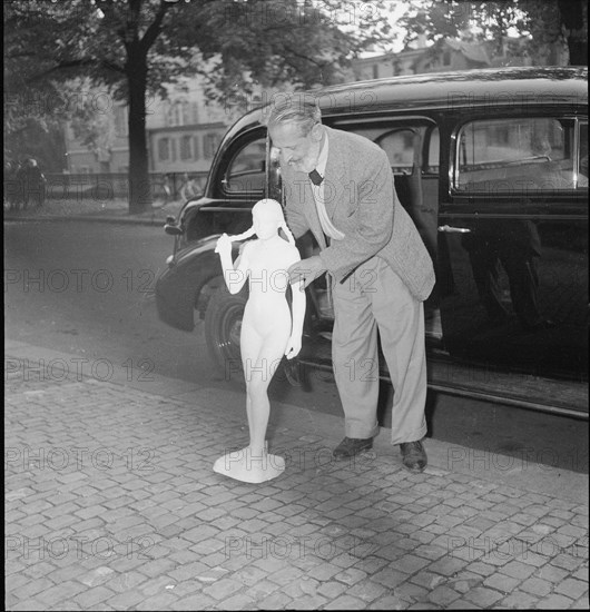 Sculptor brings his plaster figure to the jury, Zurich 1950.