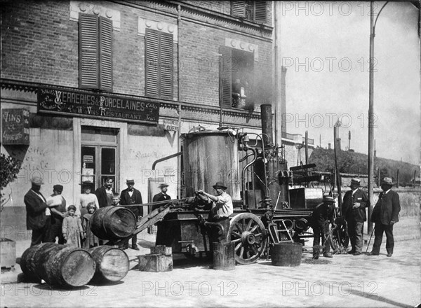 The first heating machine for tar in the world, 1904.