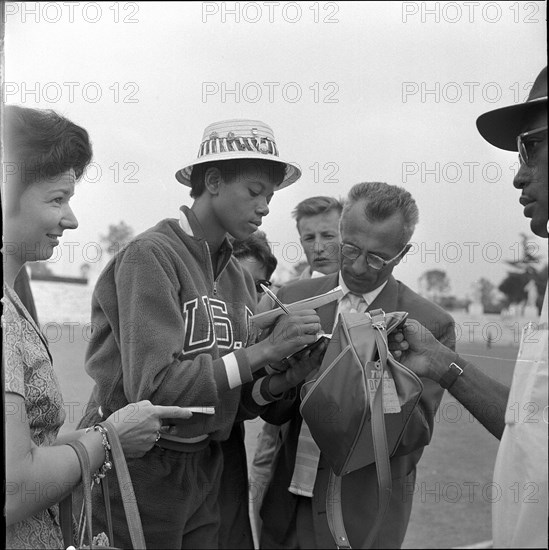 Rome 1960: Wilma Rudolph with fans.