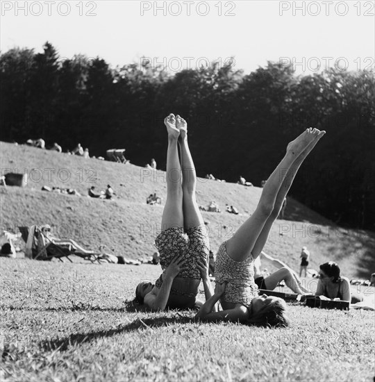 Young women at physical exercises in the outdoor-swimmingpool Dolder.