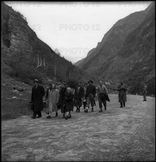 Refugees walking towards Gondo. 1944