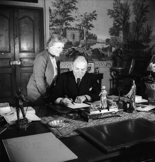 Jean-Marie Musy at desk.