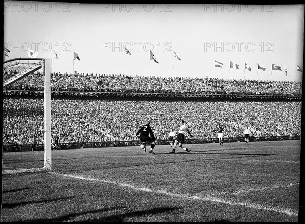 Football WC in Switzerland 1954: Switzerland - England; keeper Parlier.