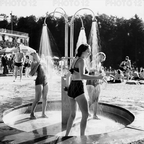 Women taking a shower in the outdoor-swimmingpool Dolder in circa 1950.