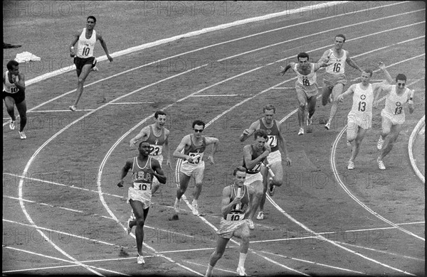 Rome 1960: 2nd semi-final 4x100m relay, 3thd baton change.