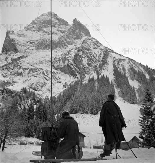 Emergency landing on the Swiss Gauli glacier of a US army Dakota airplane, 12 survivors waited several days for rescue