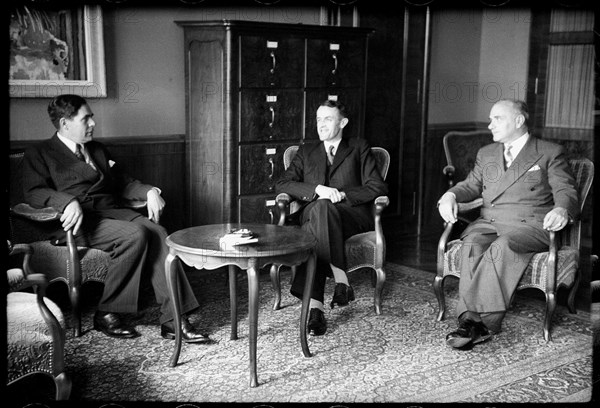 Reporting to the Foreign Minister after their return from Berlin: Ministers Froelicher and Feldscher with Federal Councillor Petitpierre (center).