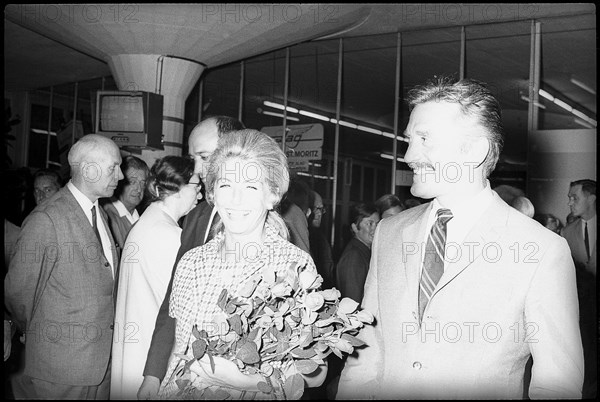 Kirk Douglas with his wife Anne at the airport of Zurich Kloten in 1969.