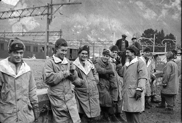 Emergency landing on the Swiss Gauli glacier of a US army owned Dakota airplane, 12 survivors waited several days for rescue.