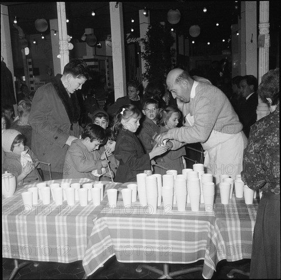 Distribution of drinks at the Räbeliechtli procession  in Wollishofen 1963.