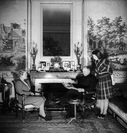 Jean-Marie Musy with his wife and his daughter.