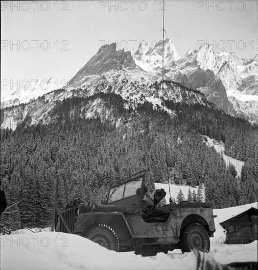 Emergency landing on the Swiss Gauli glacier of a US army owned Dakota airplane, 12 survivors waited several days for rescue