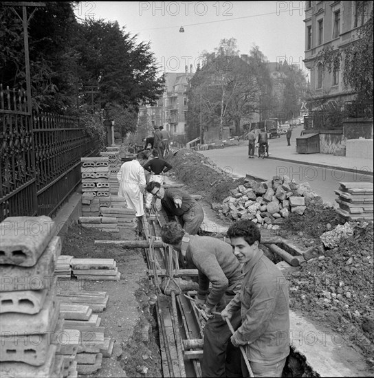 Direct aid for Hungary: students as construction workers, Zurich 1956.