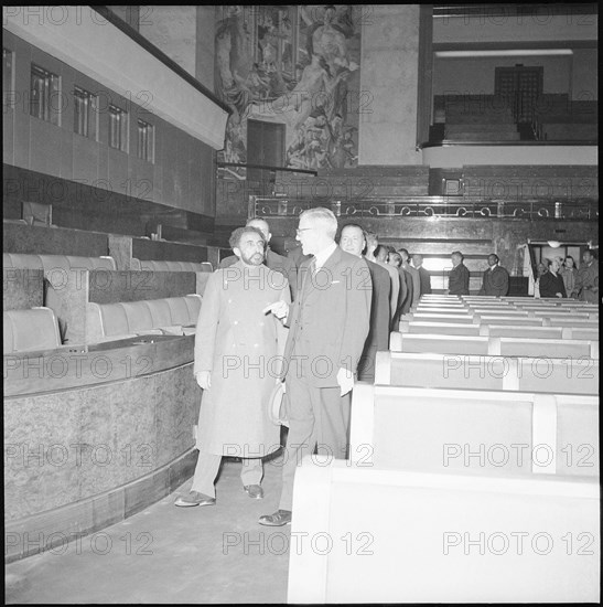 Emperor Haile Selassie (l) visits the UNO in Geneva, 1954.