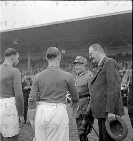 General Guisan greets the Swiss national soccer team, 1939.