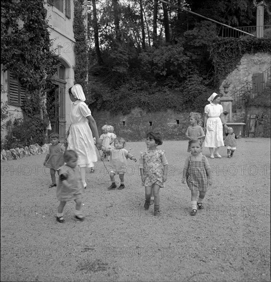 Les Brenets, around 1955: children's nurses and children playing outdoor.