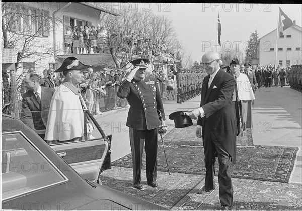 King Olav of Norway and federal president Spühler in Kehrsatz, 1968.