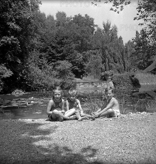 Children in the Langharden park, 1947.