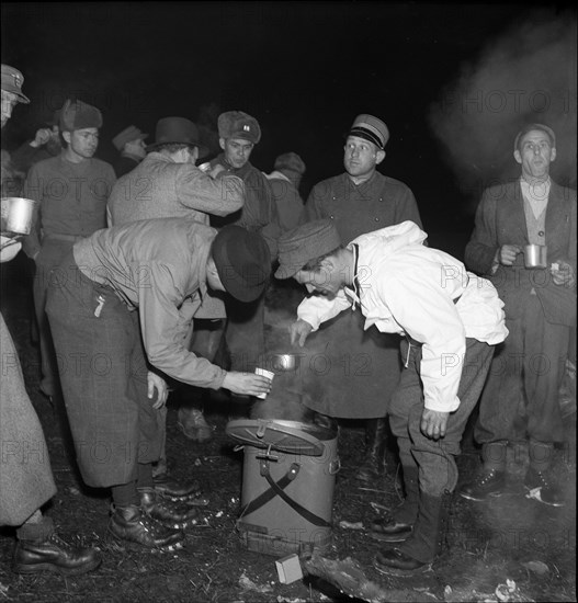 Emergency landing on the Swiss Gauli glacier of a US army Dakota airplane, 12 survivors waited several days for rescue.