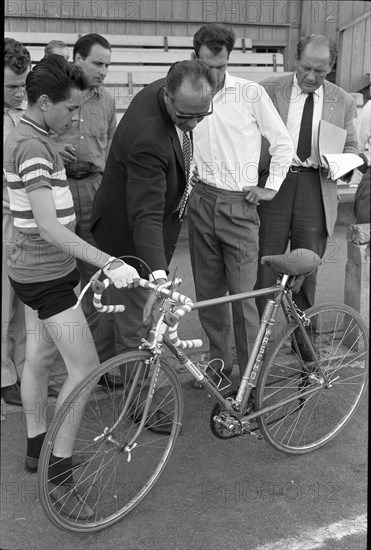 Hugo Koblet coaching young cycle racers 1962.