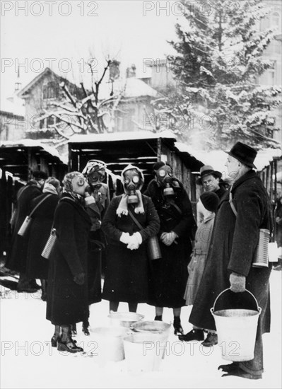 Instruction of the women's fire brigade in Zurich 1940.