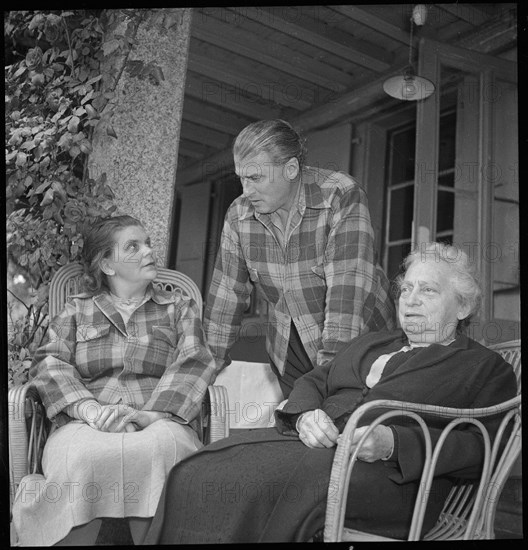 Alice Zuckmayer, Carl Zuckmayer with mother 1946.