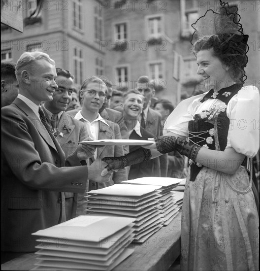 Berne, young voters are presented with full age certificate. 1944