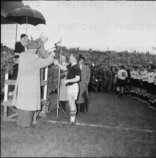 Football WC 1954: Jules Rimet and Ferenc Puskas.