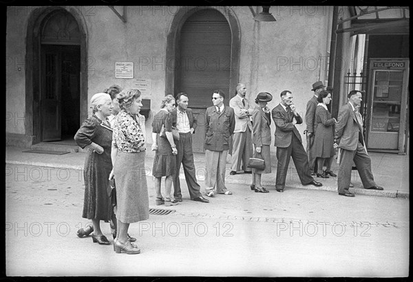 WW 2: border in Chiasso, 1943; gazers.