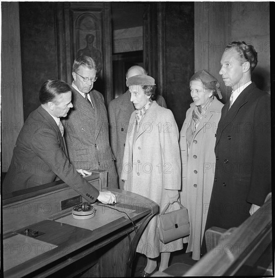 Gustaf VI. Adolf (2nd left) and Louise of Sweden visit the UNO in Geneva around 1952.